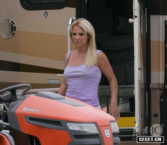 布蘭妮不穿內衣兩點(diǎn)激凸