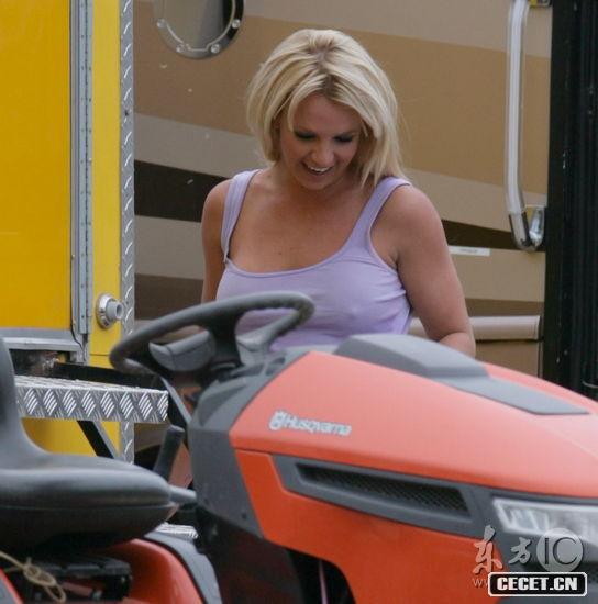 布蘭妮不穿內衣兩點(diǎn)激凸