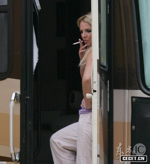 布蘭妮不穿內衣兩點(diǎn)激凸