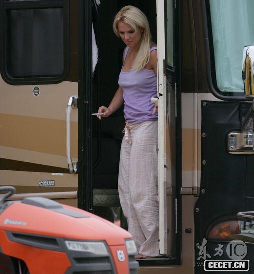 布蘭妮不穿內衣兩點(diǎn)激凸