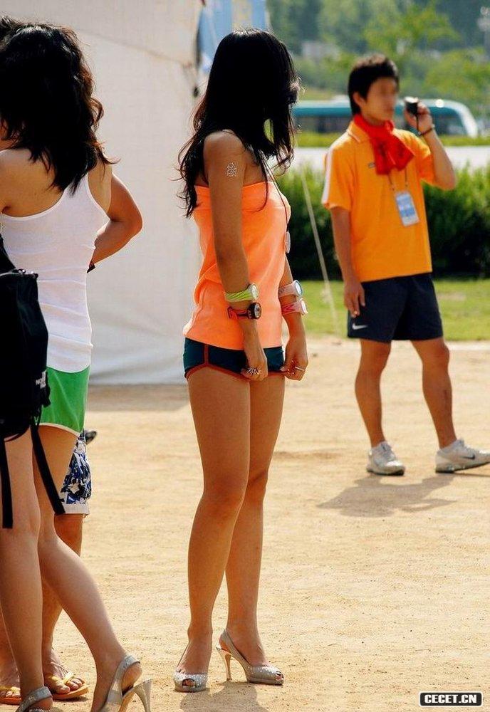 街頭長(cháng)腿形成一道亮麗風(fēng)景