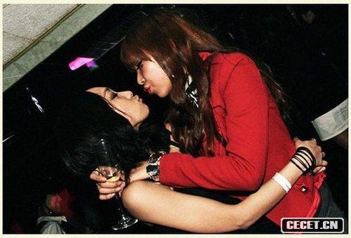 韓國首爾某夜店中所拍攝的露骨照片被爆光