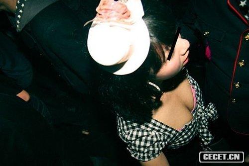 韓國首爾某夜店中所拍攝的露骨照片被爆光