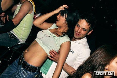 韓國首爾某夜店中所拍攝的露骨照片被爆光