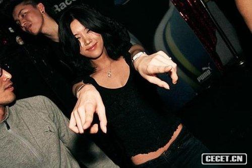 韓國首爾某夜店中所拍攝的露骨照片被爆光