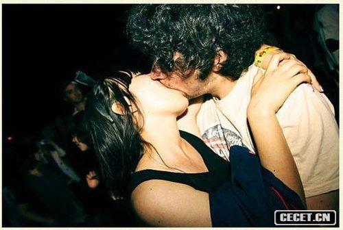 韓國首爾某夜店中所拍攝的露骨照片被爆光