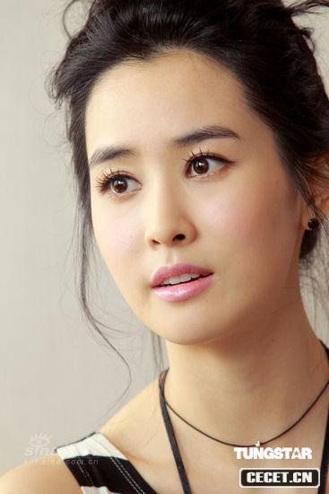 李多海五官精致秀美腿