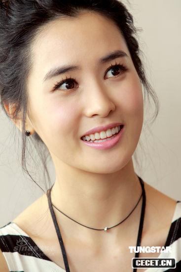 李多海五官精致秀美腿