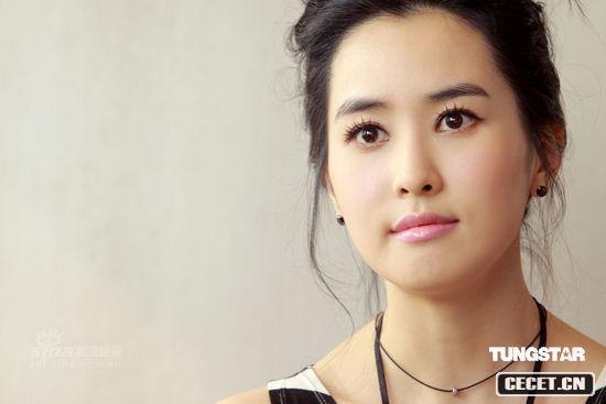 李多海五官精致秀美腿