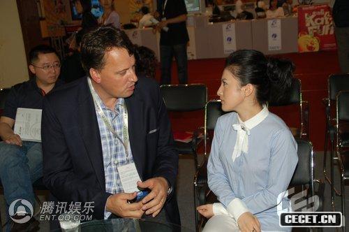 金銘與老外火熱聊天