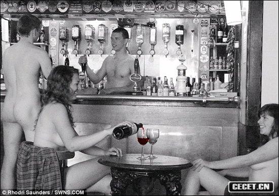 學(xué)生酒吧因裸體學(xué)生的到來(lái)而升溫