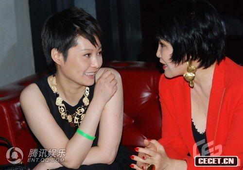 袁立著(zhù)裝失敗大泄春光