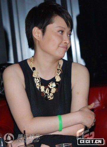 袁立著(zhù)裝失敗大泄春光