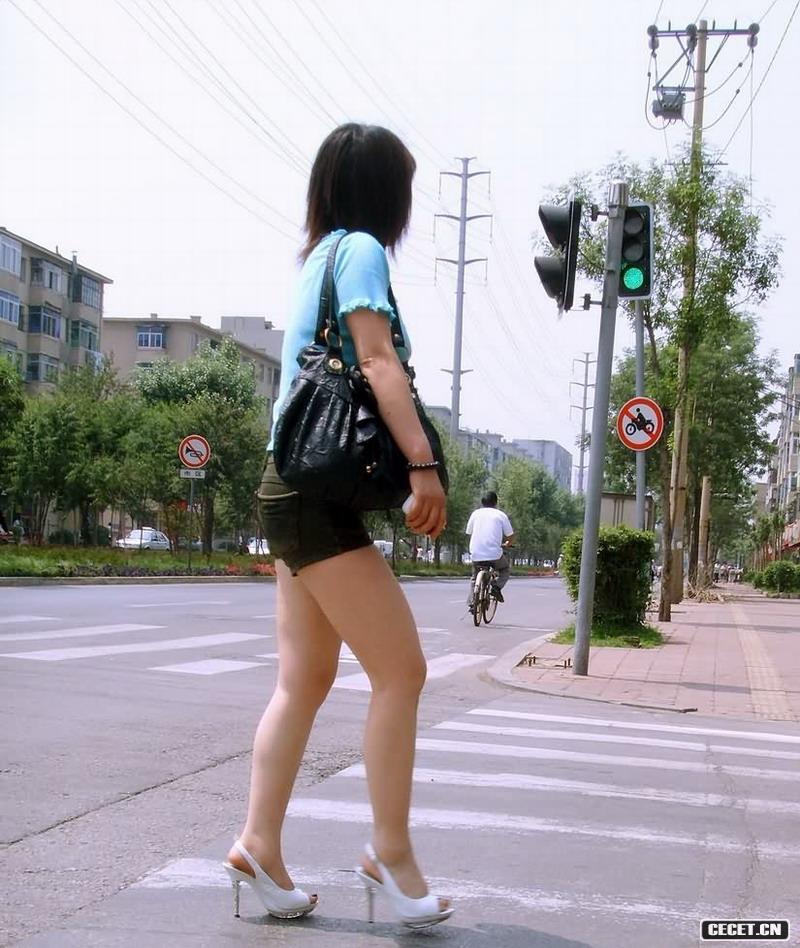 街拍超性感長(cháng)腿氣質(zhì)美女