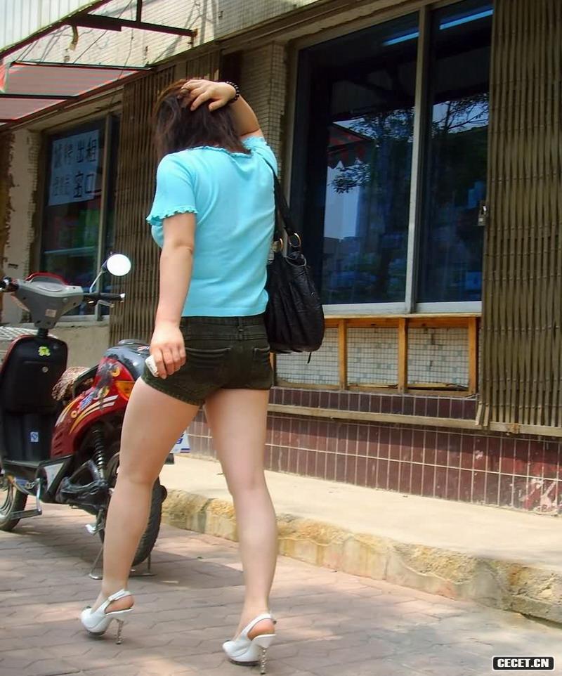 街拍超性感長(cháng)腿氣質(zhì)美女