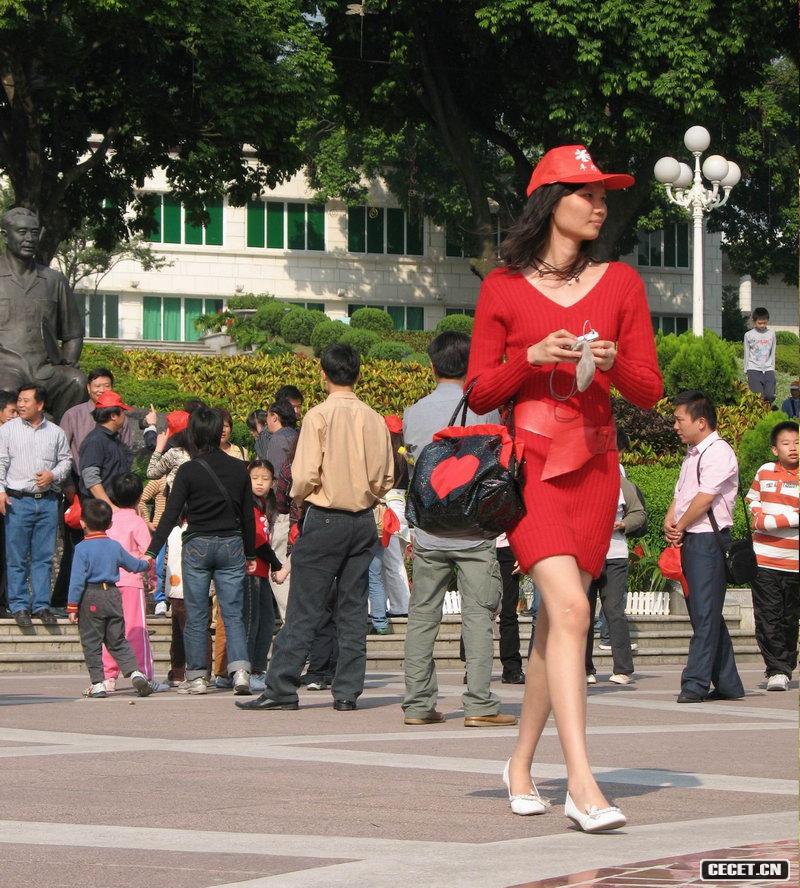 旅游碰到的紅裙女孩