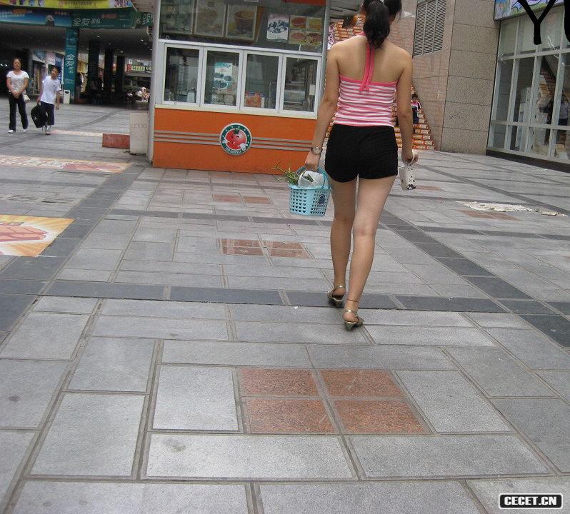 買(mǎi)菜回家的清涼美女