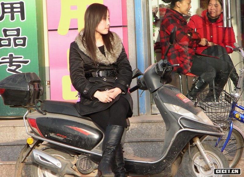 摩托車(chē)上的性感女孩