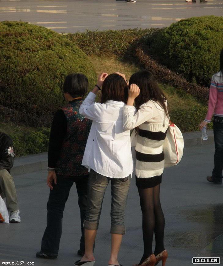 公園里拍到的黑絲美女