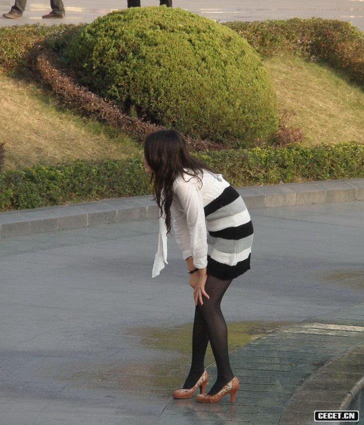 公園里拍到的黑絲美女