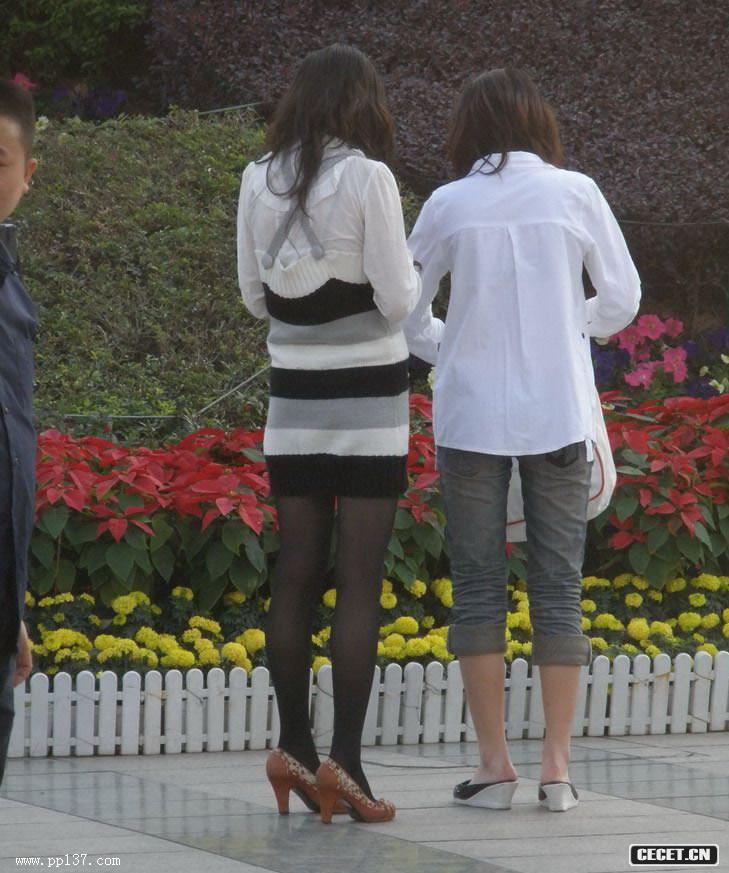 公園里拍到的黑絲美女