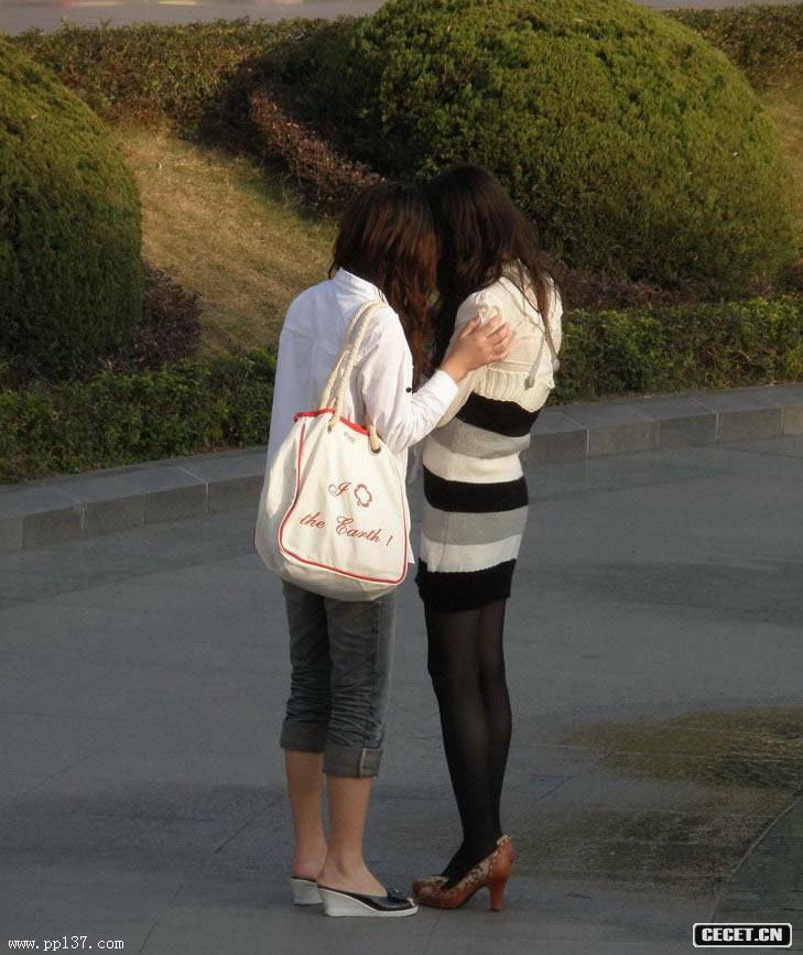 公園里拍到的黑絲美女