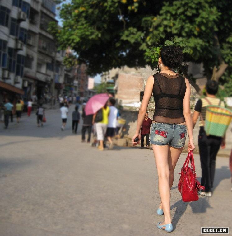 跟拍街邊性感老板娘