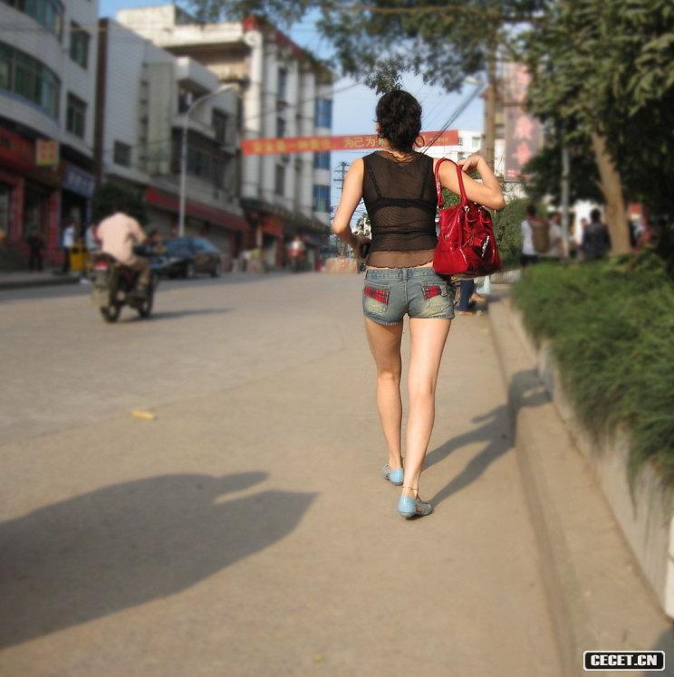 跟拍街邊性感老板娘