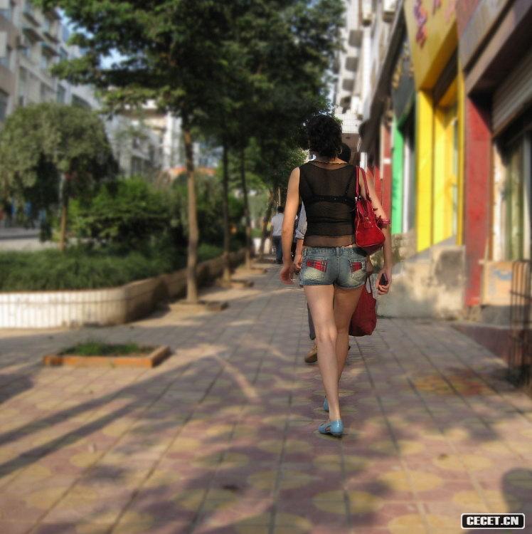 跟拍街邊性感老板娘