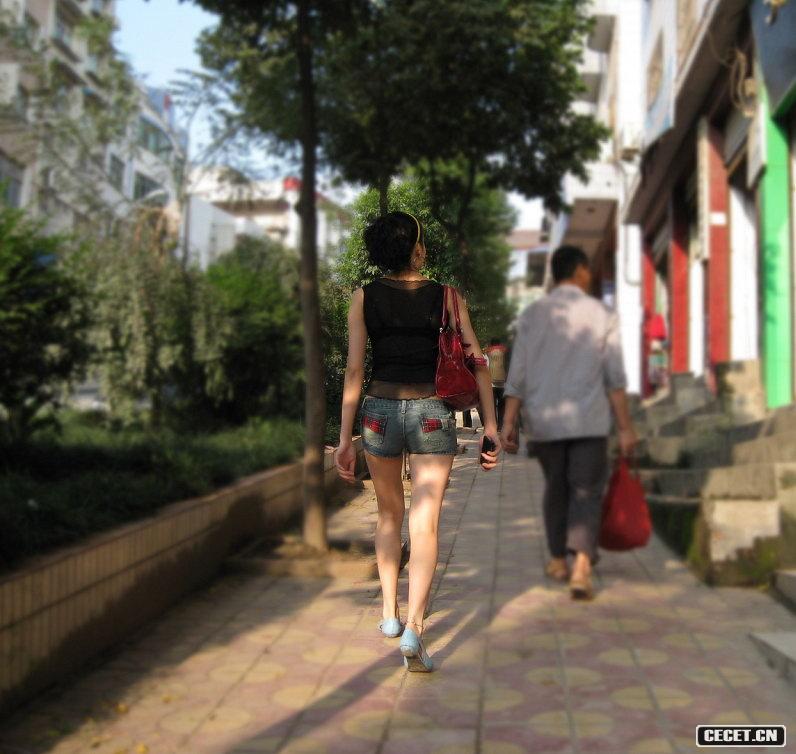 跟拍街邊性感老板娘