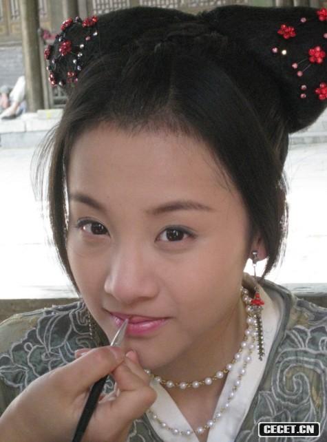 章齡之拍攝間隙自?shī)首詷?lè )