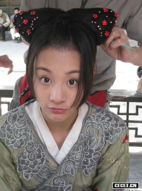 章齡之拍攝間隙自?shī)首詷?lè )