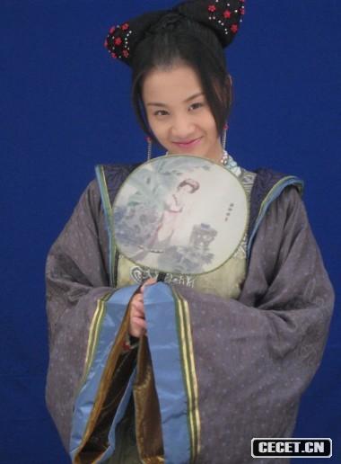 章齡之拍攝間隙自?shī)首詷?lè )