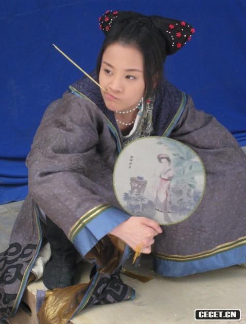 章齡之拍攝間隙自?shī)首詷?lè )