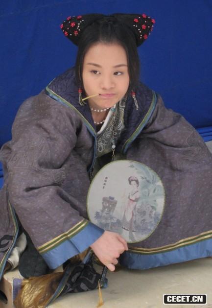 章齡之拍攝間隙自?shī)首詷?lè )