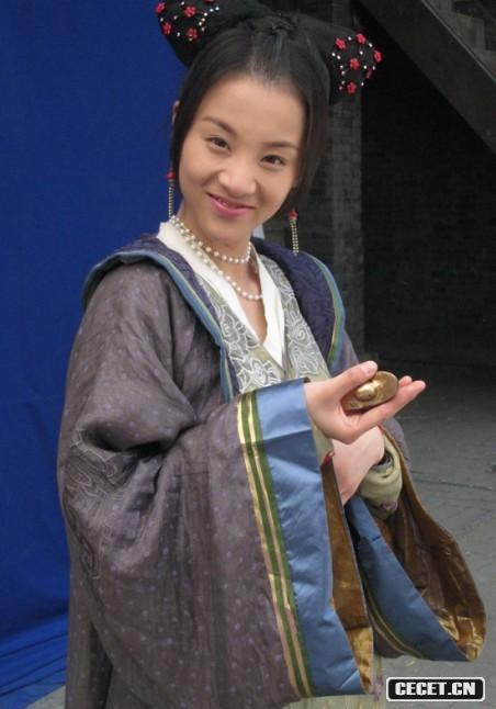 章齡之拍攝間隙自?shī)首詷?lè )