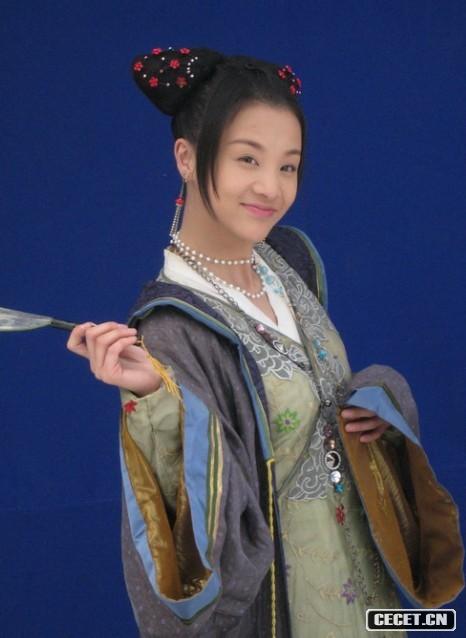 章齡之拍攝間隙自?shī)首詷?lè )