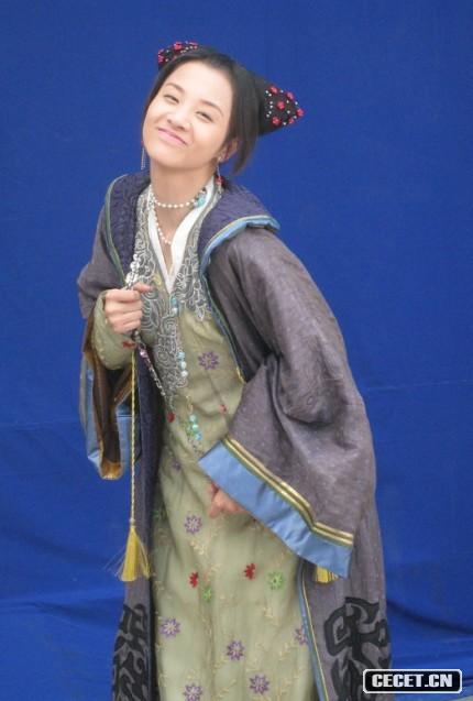 章齡之拍攝間隙自?shī)首詷?lè )