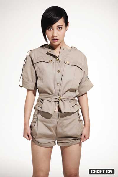 楊雪拍純色成熟新寫(xiě)真