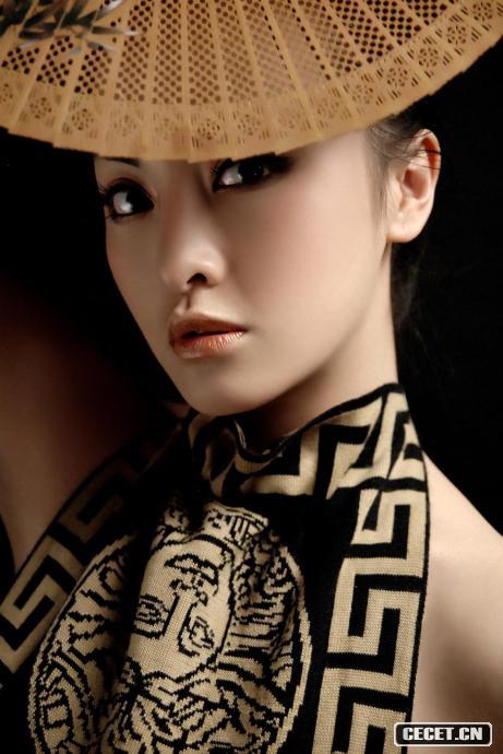 盧思思長(cháng)椅上秀美腿