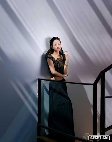 譚卓寫(xiě)真透憂(yōu)郁成熟