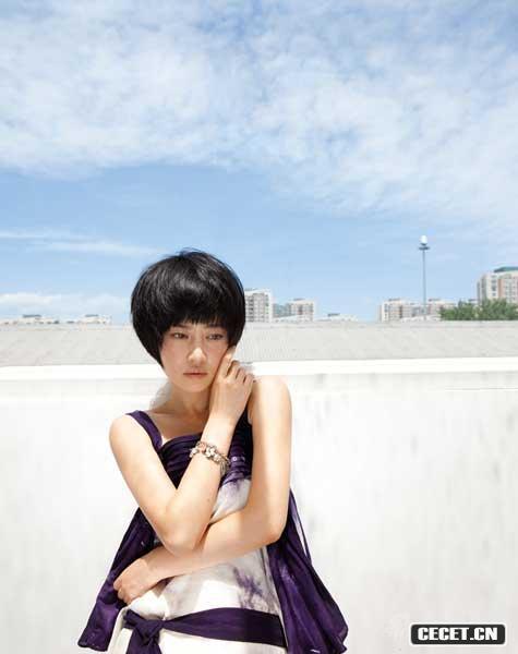 譚卓寫(xiě)真透憂(yōu)郁成熟