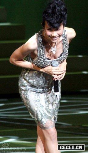 莫文蔚低胸短裙秀美腿