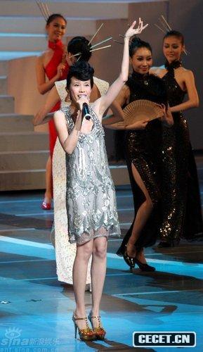 莫文蔚低胸短裙秀美腿