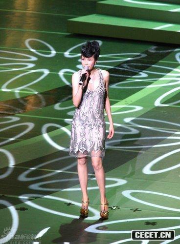 莫文蔚低胸短裙秀美腿