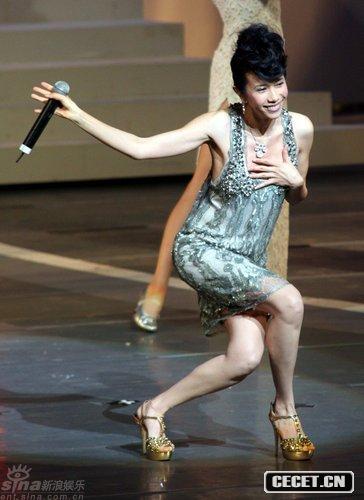 莫文蔚低胸短裙秀美腿