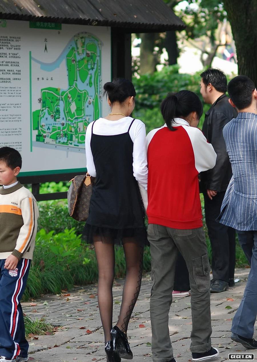 已為人母的黑絲美女