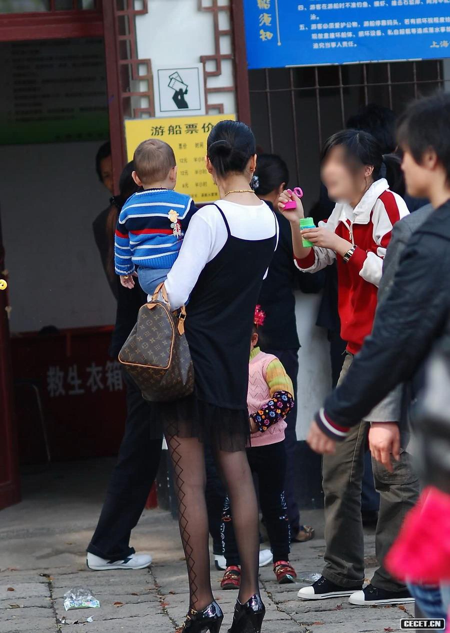 已為人母的黑絲美女