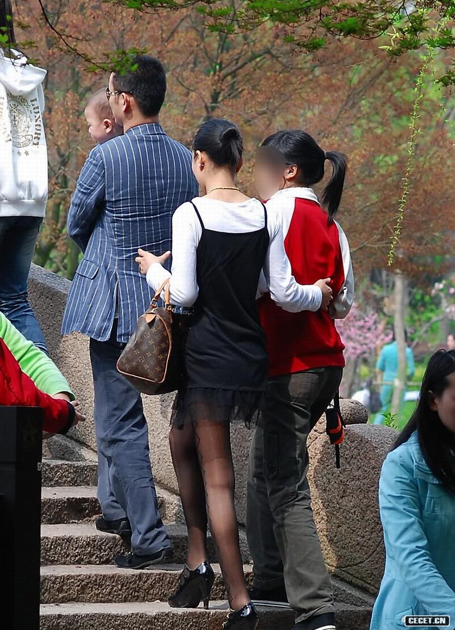 已為人母的黑絲美女