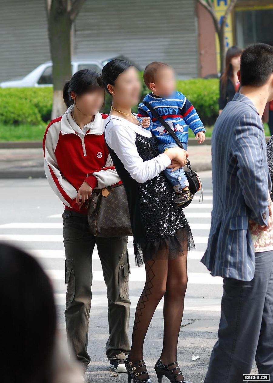 已為人母的黑絲美女